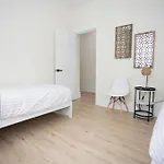 Fully Renovated 4 Bdr Apartment 1.5 Block To Beach And Convention Center