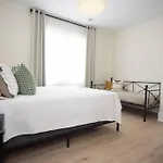 Fully Renovated 4 Bdr Apartment 1.5 Block To Beach And Convention Center