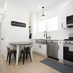 Fully Renovated 4 Bdr Apartment 1.5 Block To Beach And Convention Center