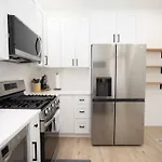 Fully Renovated 4 Bdr Apartment 1.5 Block To Beach And Convention Center