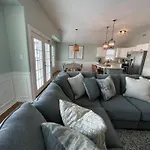 Fabulous 4Br Only 1.5 Blocks To The Beach!