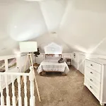 Entire Lovely 3 Bedroom, 2 Bathroom Apartment! 1 Block To The Beach And Boardwalk!