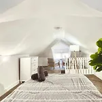 Entire Lovely 3 Bedroom, 2 Bathroom Apartment! 1 Block To The Beach And Boardwalk!