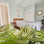 Ultra Modern - Entire 3 Bedroom Apartment - 5 Min Walk To The Beach