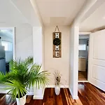Ultra Modern - Entire 3 Bedroom Apartment - 5 Min Walk To The Beach