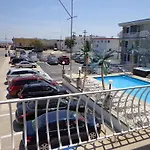 Quarterdeck Motel
