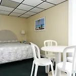Riviera Resort & Suites