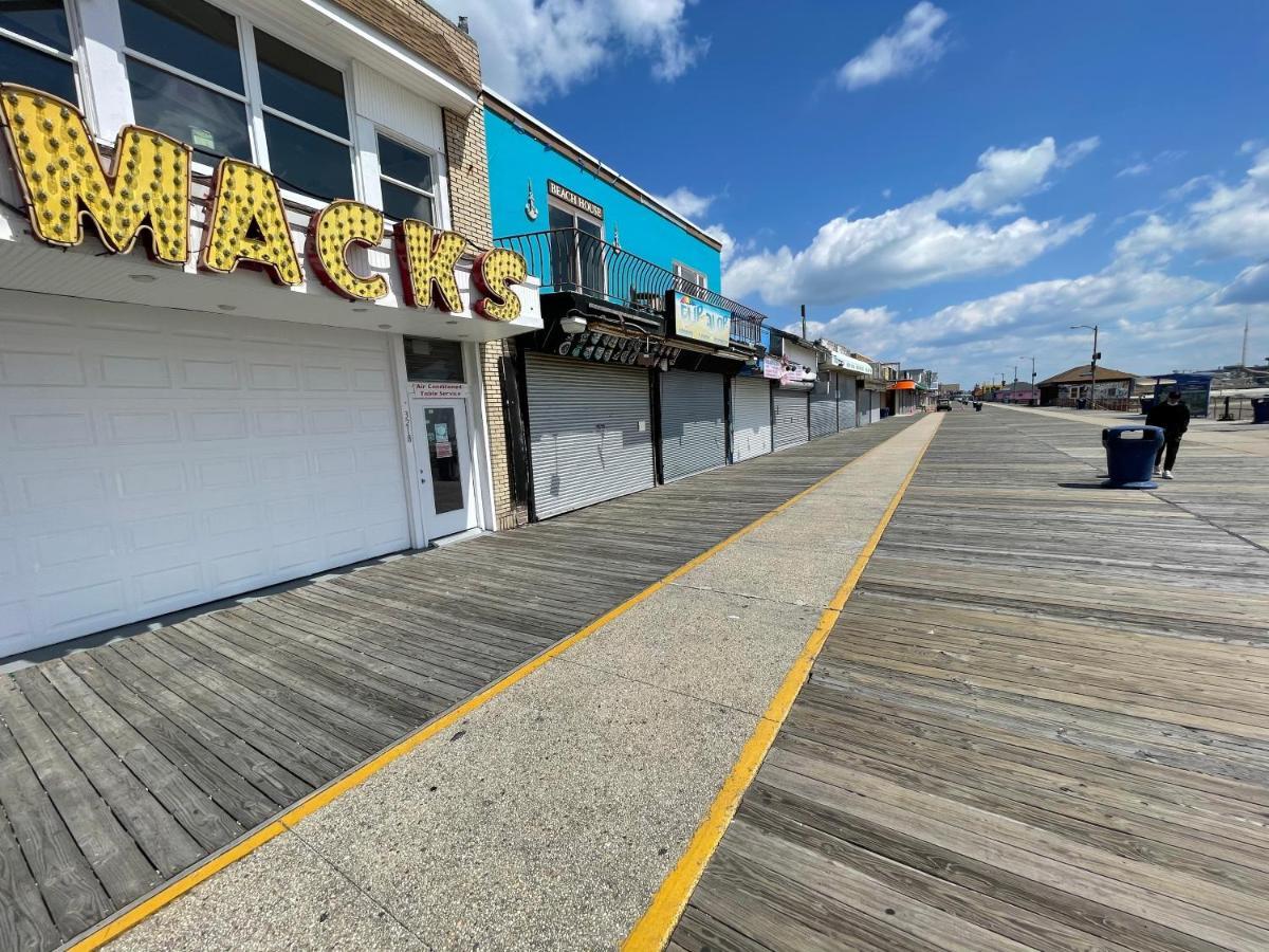 Affordable Beachfront With Balcony Sleeps 8 Apartment