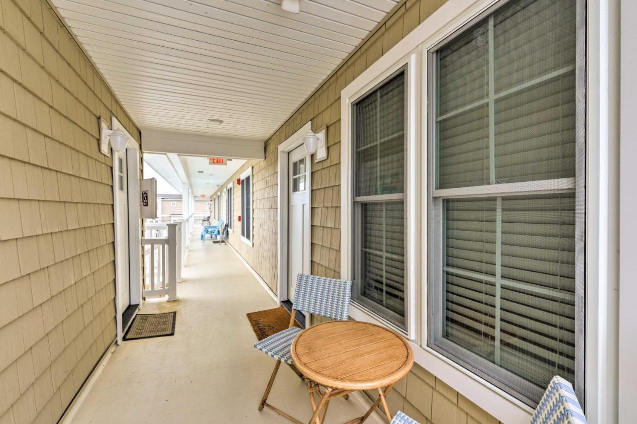 Apartment With Pool Access - Walk To