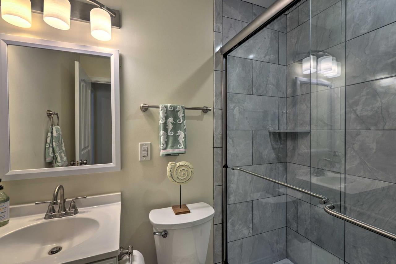 With Pool Access - Walk To Apartment *