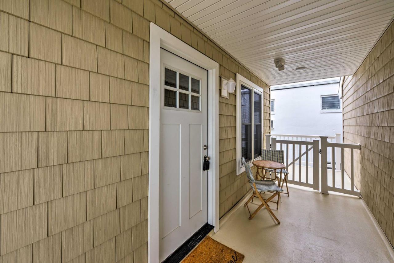 Apartment With Pool Access - Walk To