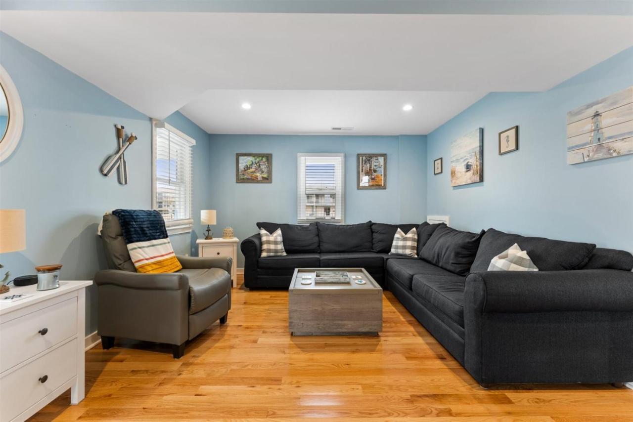Newly Renovated 4 Bedroom Only 2 Blocks From The Beach! Holiday home *