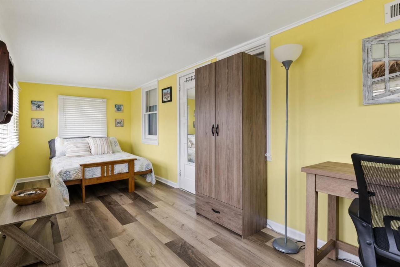 Holiday home Newly Renovated 4 Bedroom Only 2 Blocks From The Beach!