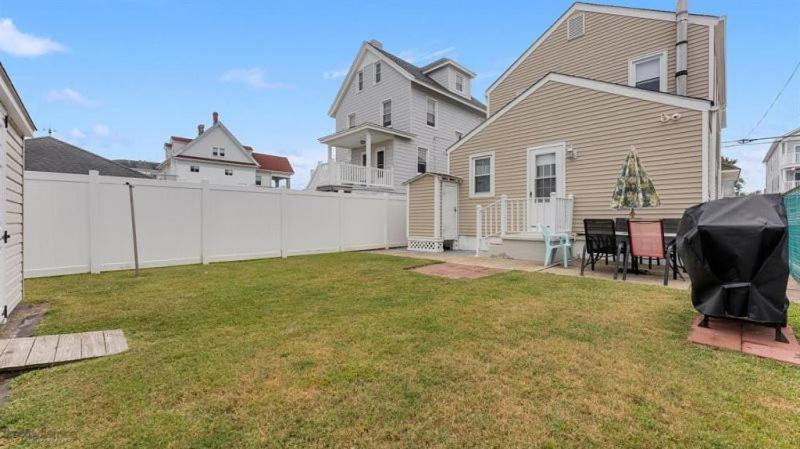 Newly Renovated 4 Bedroom Only 2 Blocks From The Beach! Holiday home