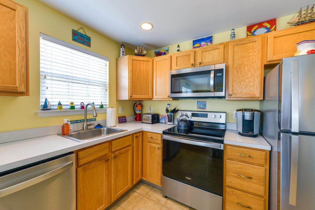 Apartment With Deck Walk To And Convention Center!