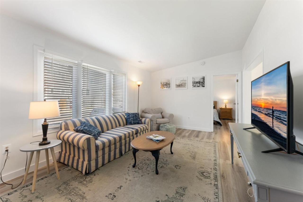 Apartment 205 E Magnolia Ave