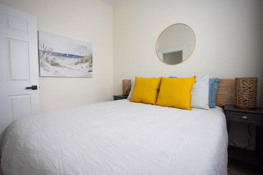 Apartment Fully Renovated 2 Bdr ,short Walk To The