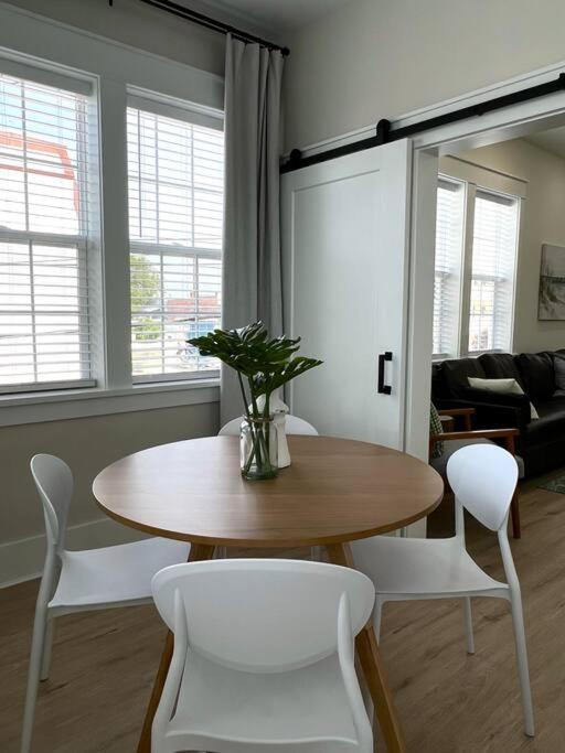 Fully Renovated 4 Bdr 1.5 Block To And Convention Center * Wildwood