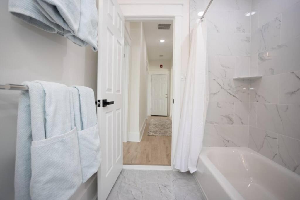 Fully Renovated 4 Bdr 1.5 Block To And Convention Center *