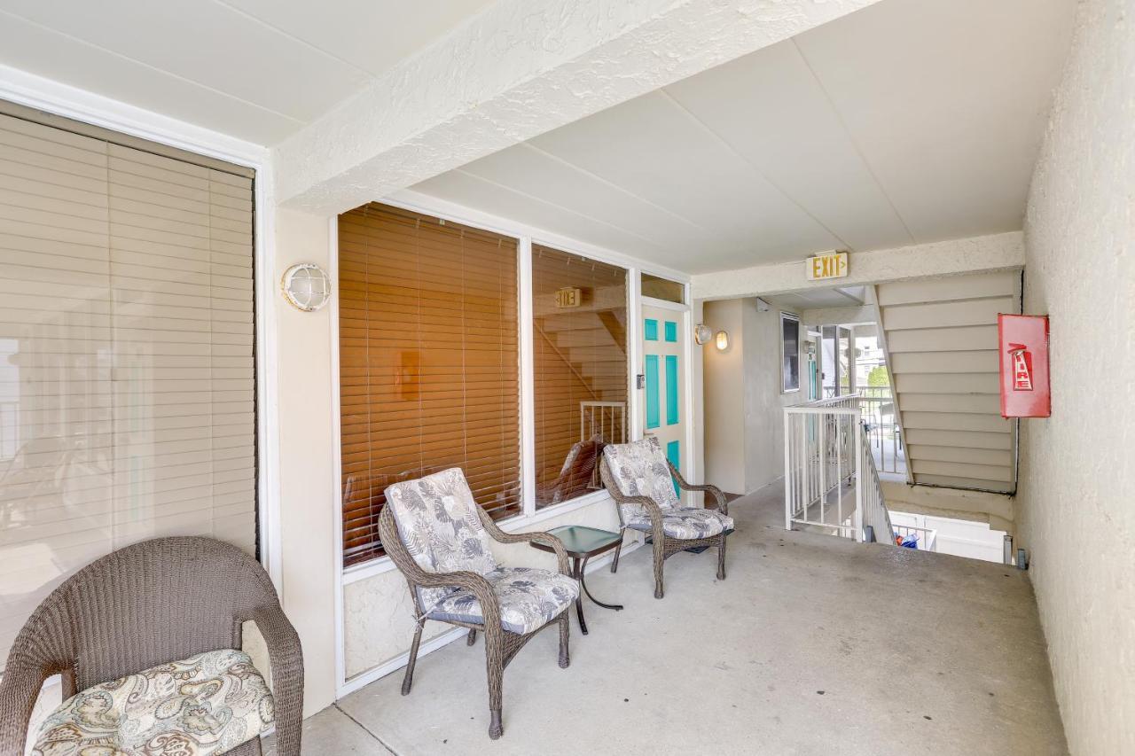 With Community Pool Walk To Beach! Apartment