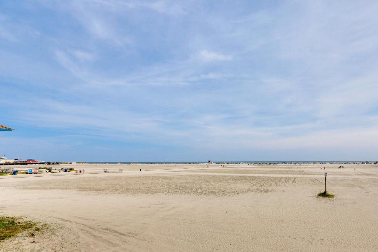 With Community Pool Walk To Beach! *