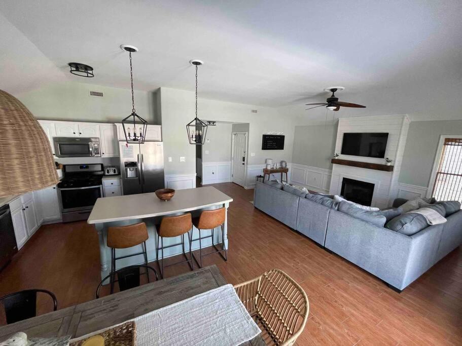 Fabulous 4br Only 1.5 Blocks To The Beach! Apartment
