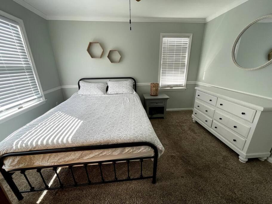 Fabulous 4br Only 1.5 Blocks To The Beach! Apartment