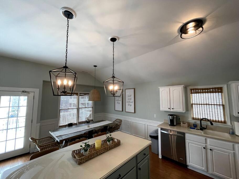 Fabulous 4br Only 1.5 Blocks To The Beach! Apartment *
