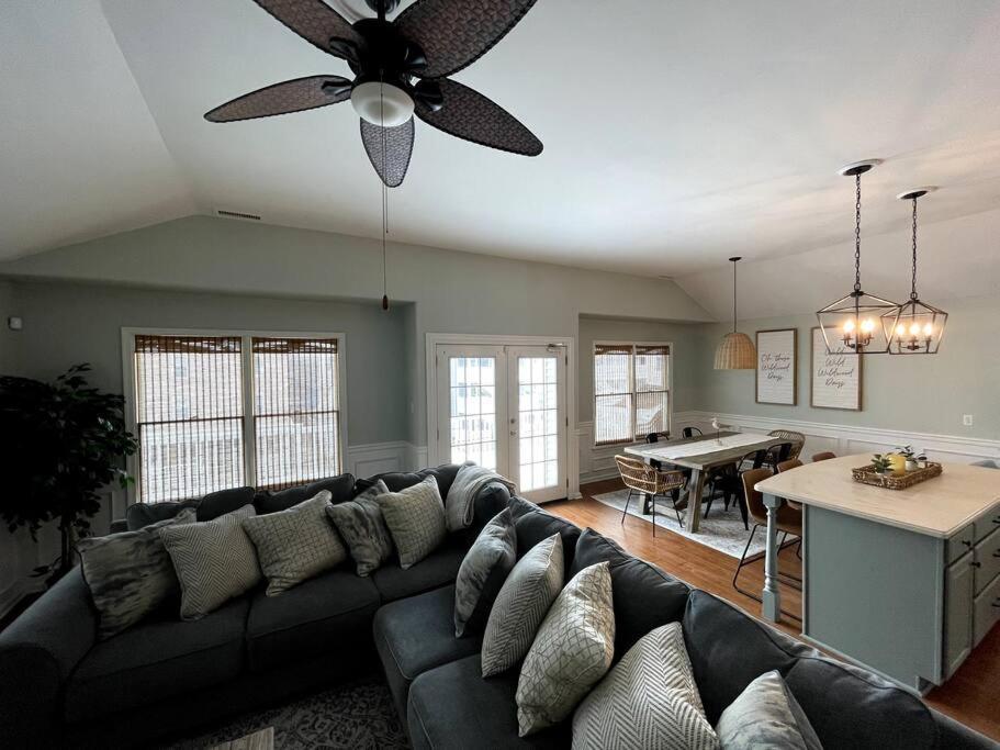 Fabulous 4br Only 1.5 Blocks To The Beach! Apartment *
