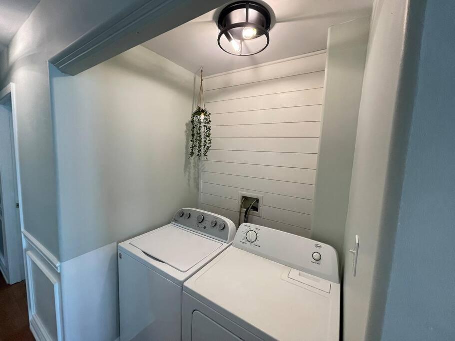 Fabulous 4br Only 1.5 Blocks To The Beach! Apartment