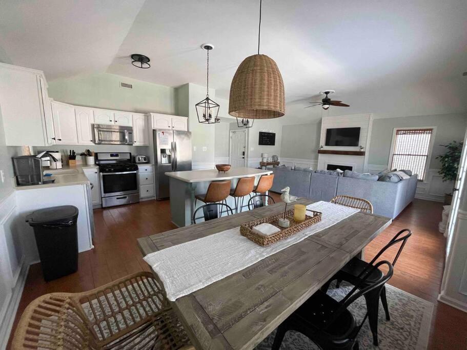 Fabulous 4br Only 1.5 Blocks To The Beach!