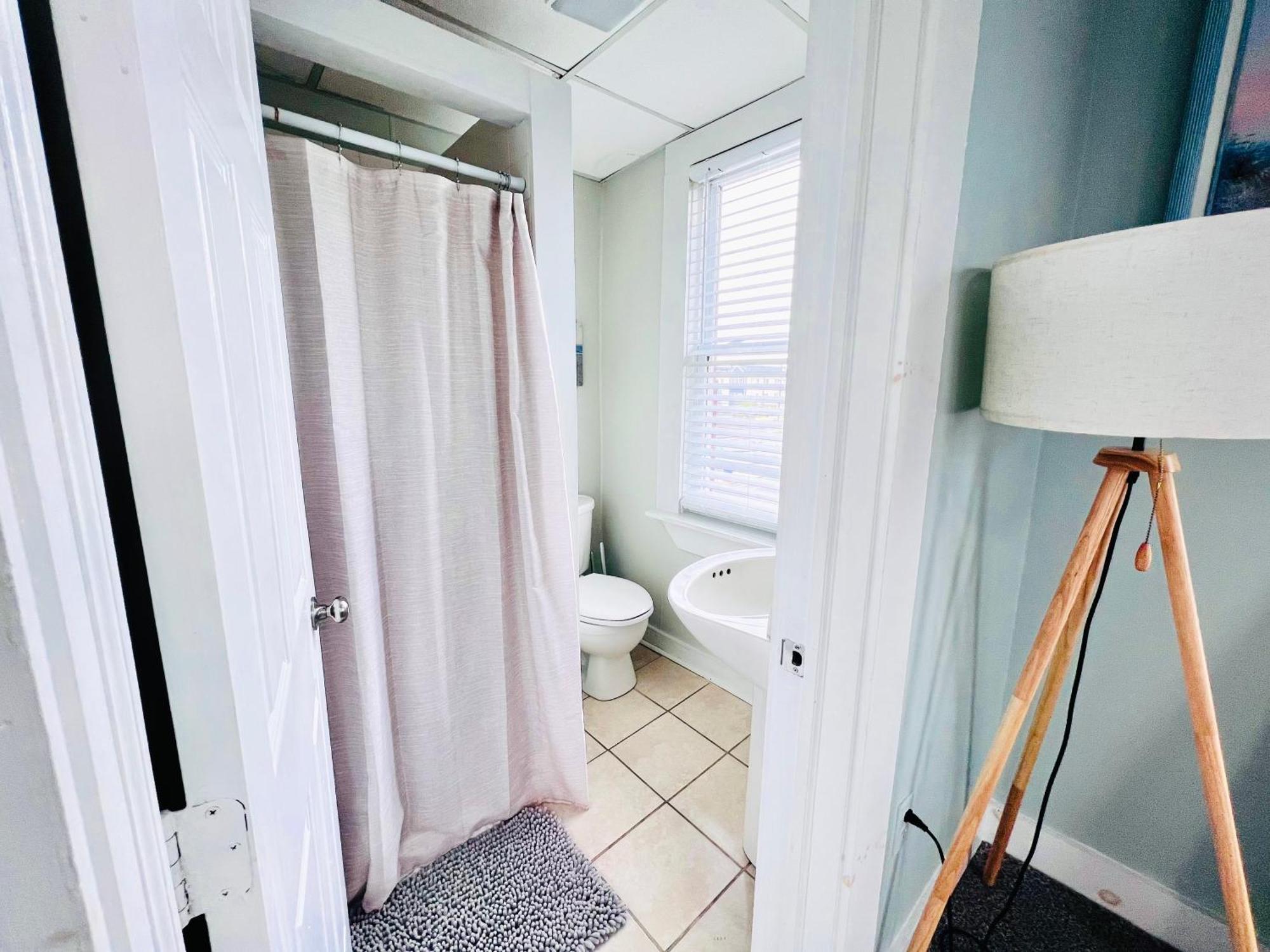 Entire Lovely 3 Bedroom, 2 Bathroom Apartment! 1 Block To The And Boardwalk! Apartment