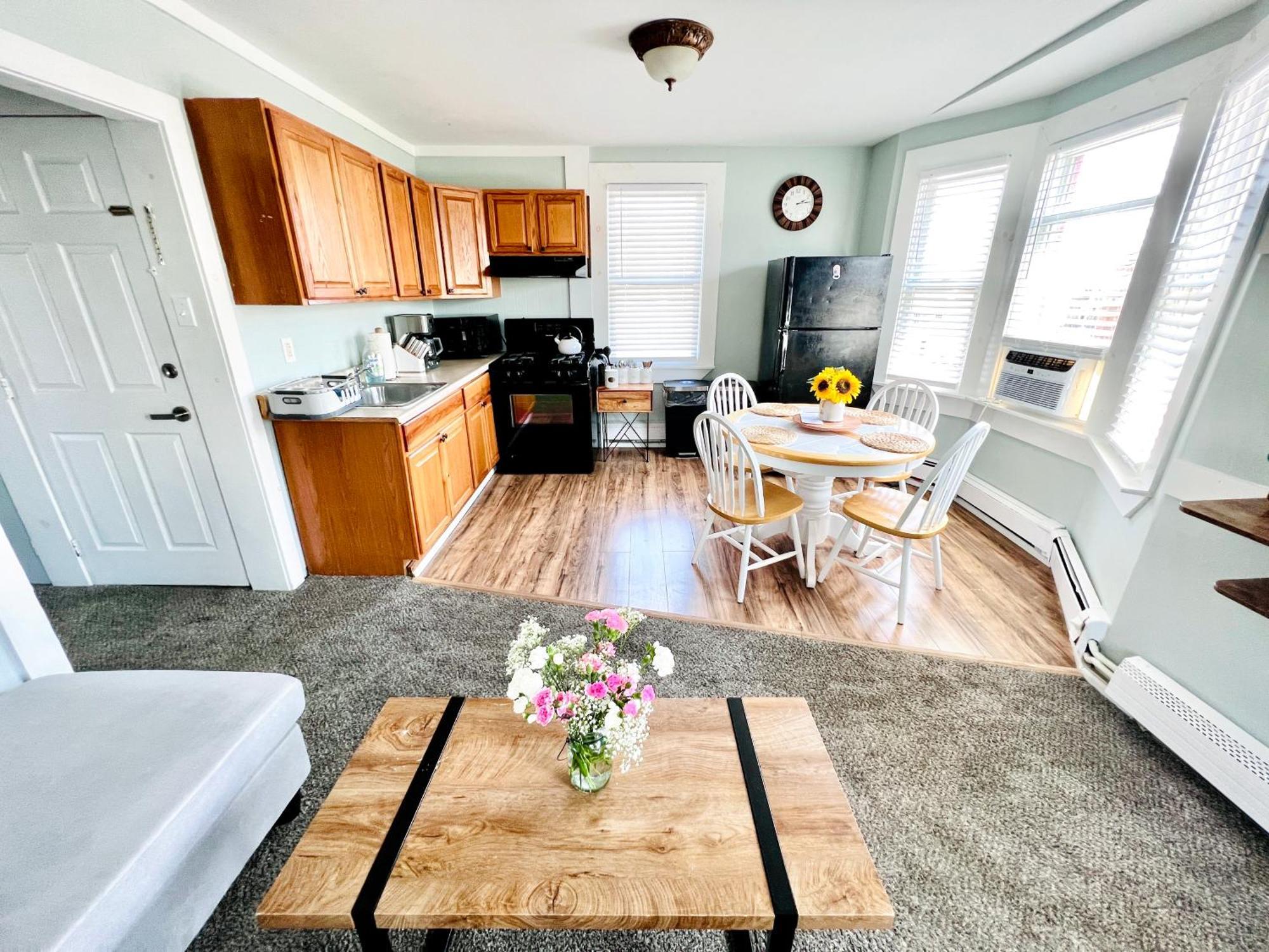 Apartment Entire Lovely 3 Bedroom, 2 Bathroom Apartment! 1 Block To The And Boardwalk! Wildwood