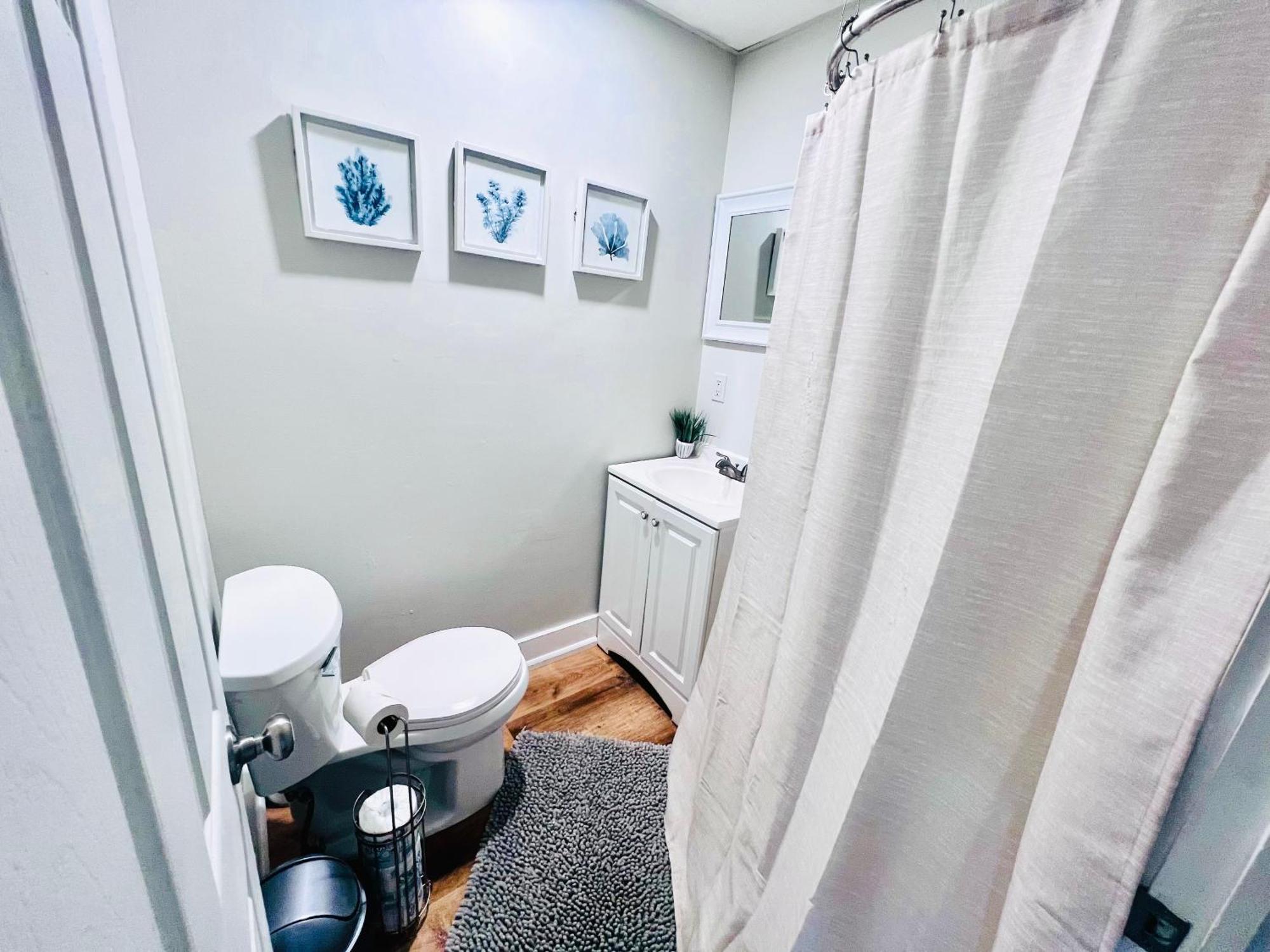 Entire Lovely 3 Bedroom, 2 Bathroom Apartment! 1 Block To The And Boardwalk! *