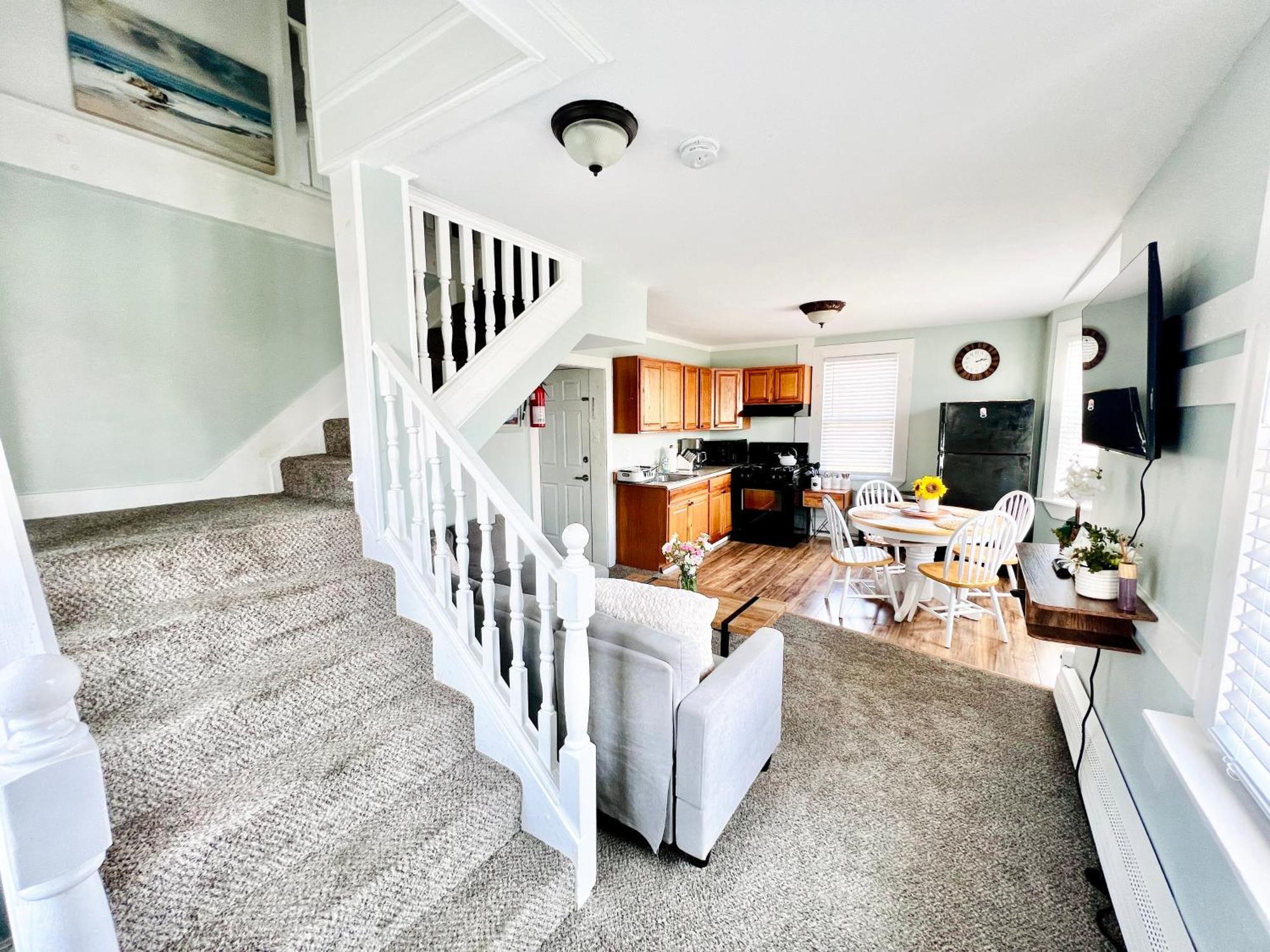 Entire Lovely 3 Bedroom, 2 Bathroom Apartment! 1 Block To The And Boardwalk! Apartment
