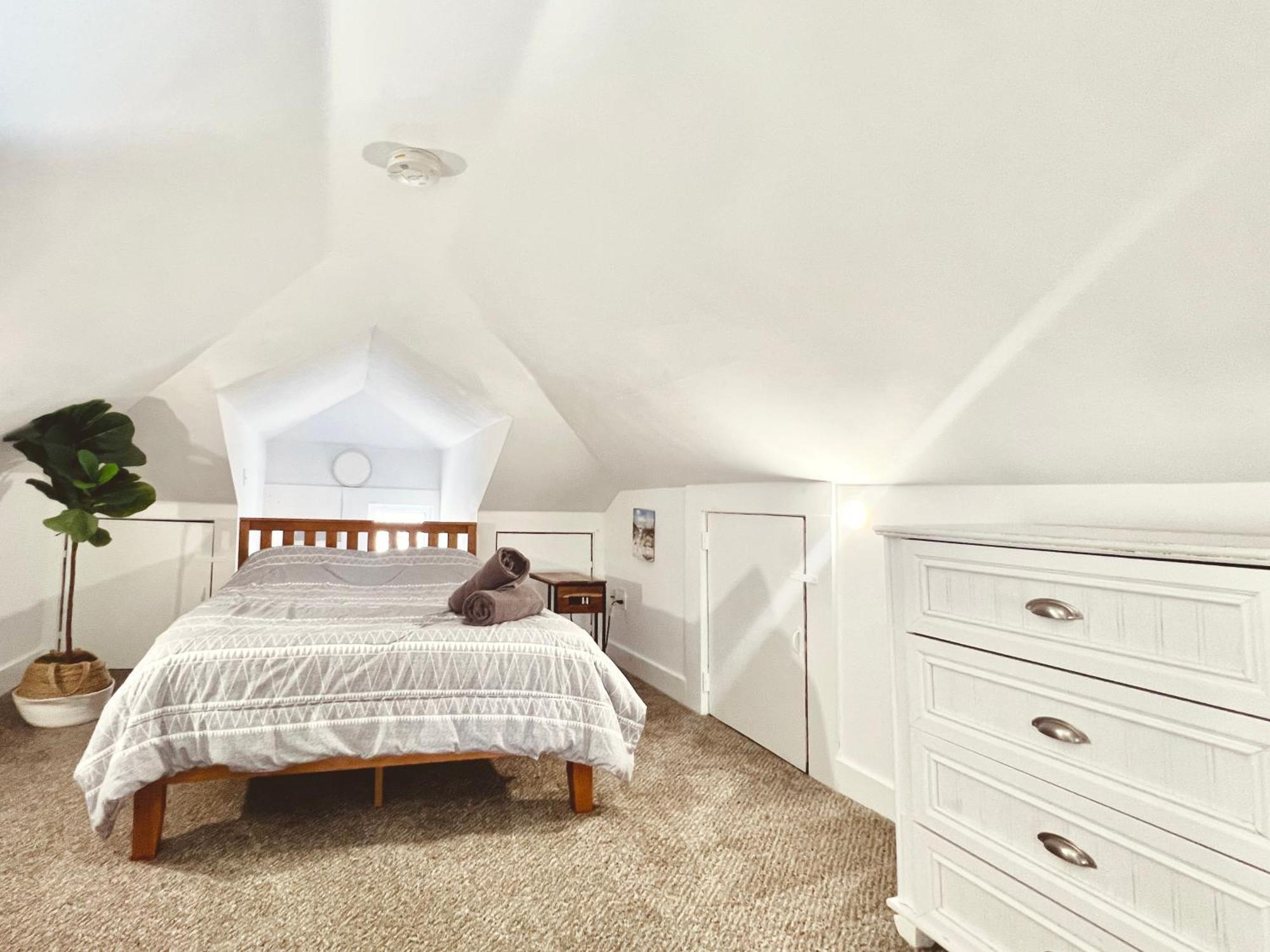 Entire Lovely 3 Bedroom, 2 Bathroom Apartment! 1 Block To The And Boardwalk!
