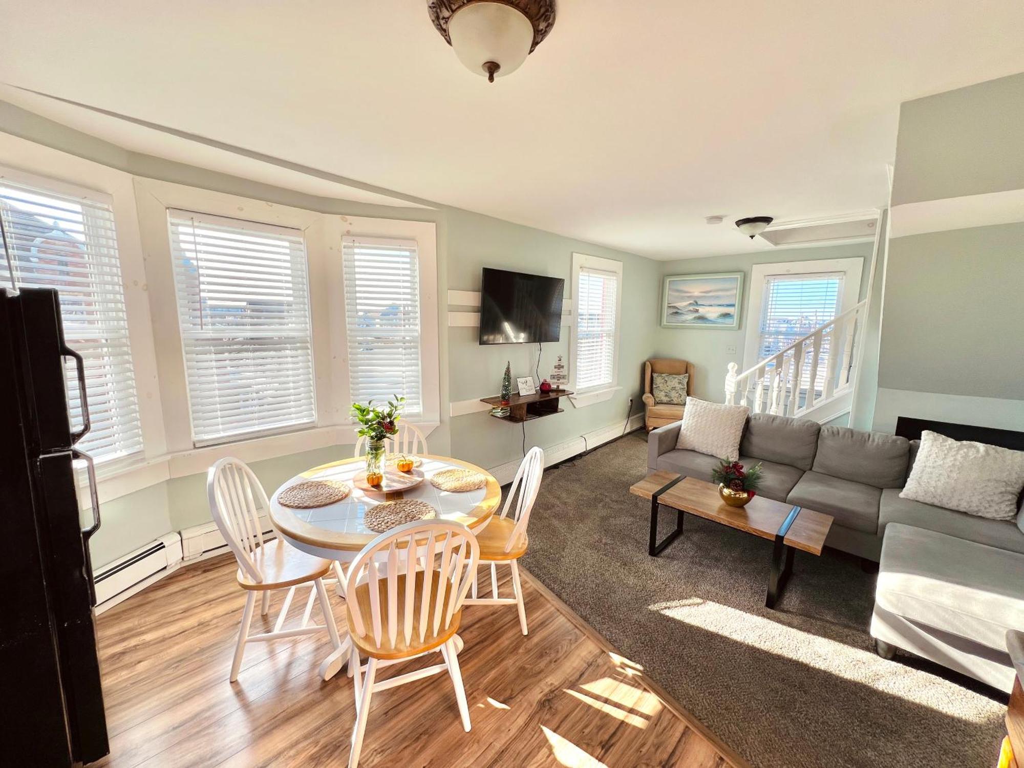 Apartment Entire Lovely 3 Bedroom, 2 Bathroom Apartment! 1 Block To The And Boardwalk!