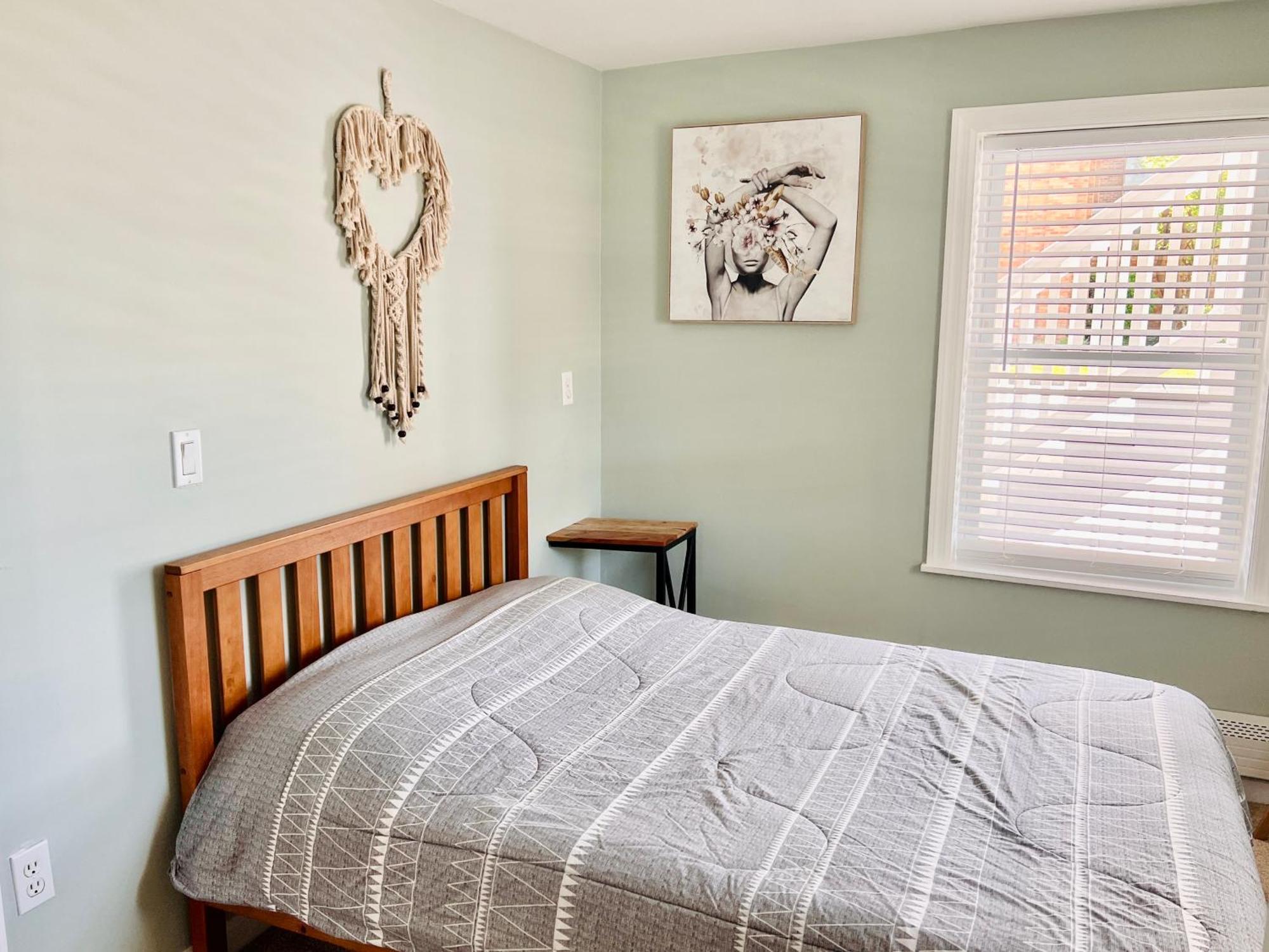 Ultra Modern - Entire 3 Bedroom - 5 Min Walk To The