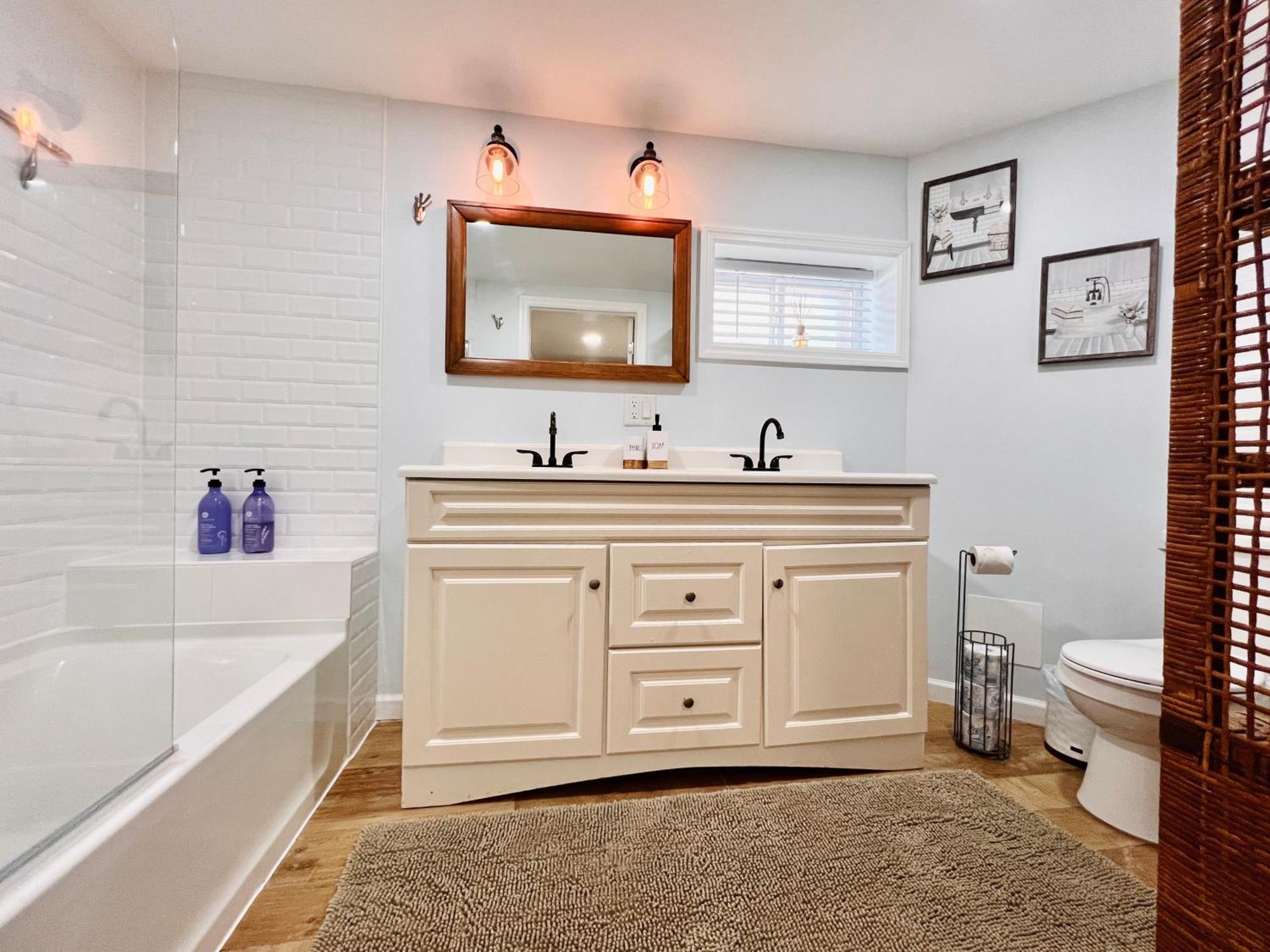 Ultra Modern - Entire 3 Bedroom - 5 Min Walk To The * Wildwood
