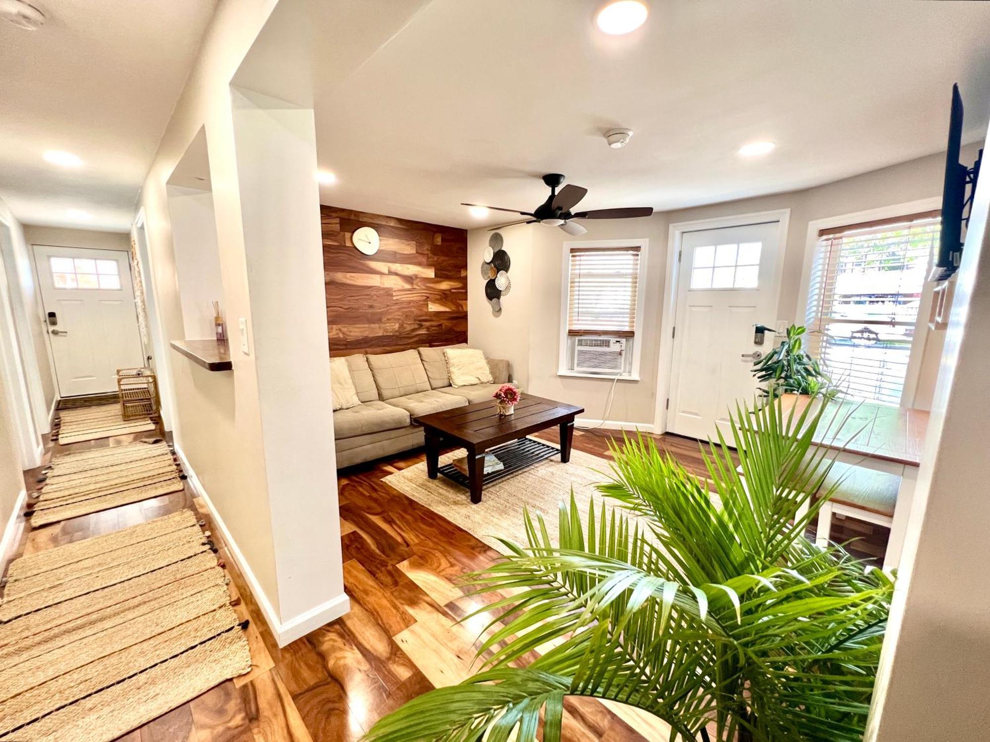 Ultra Modern - Entire 3 Bedroom - 5 Min Walk To The