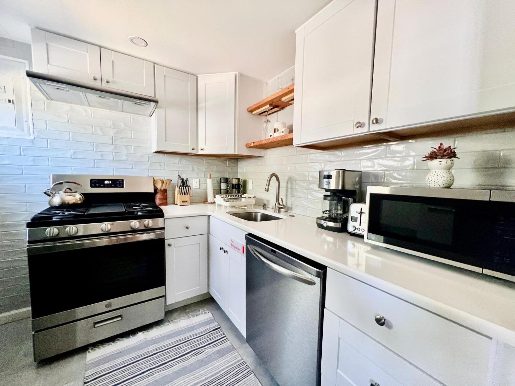 Ultra Modern - Entire 3 Bedroom - 5 Min Walk To The Apartment *