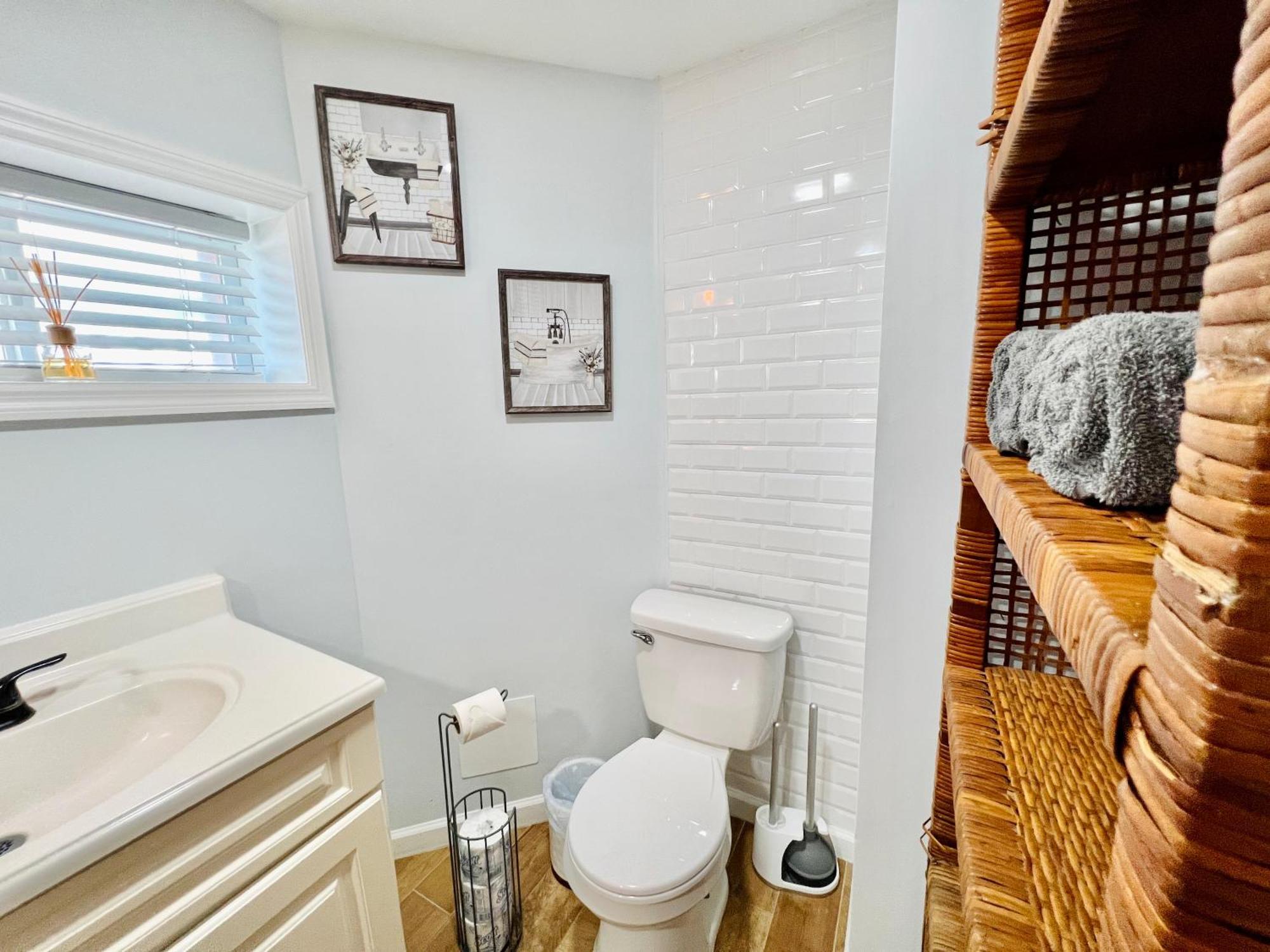 Apartment Ultra Modern - Entire 3 Bedroom - 5 Min Walk To The *