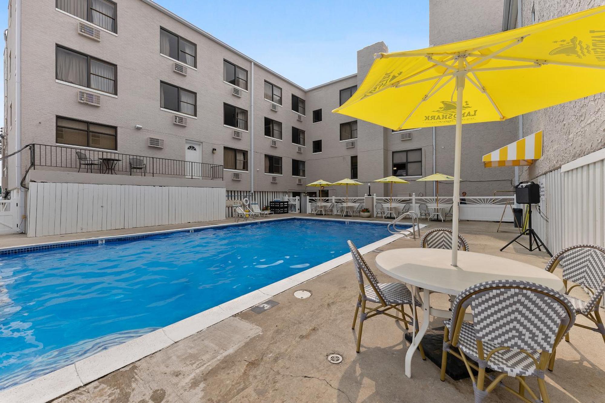 Oceanic & Barefoot Tiki Bar 3* Wildwood