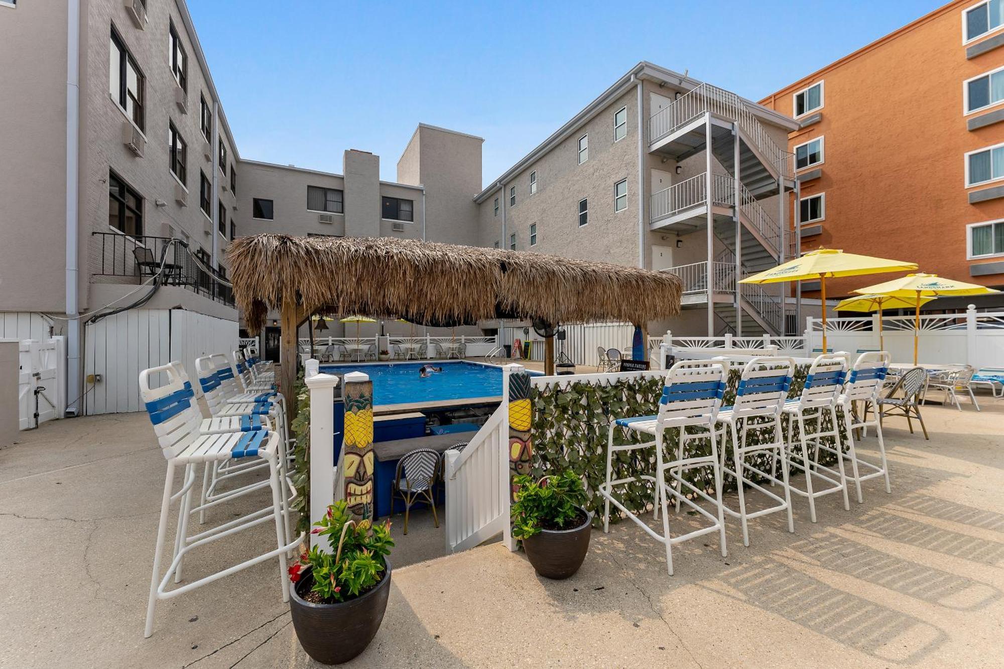 Oceanic & Barefoot Tiki Bar 3*