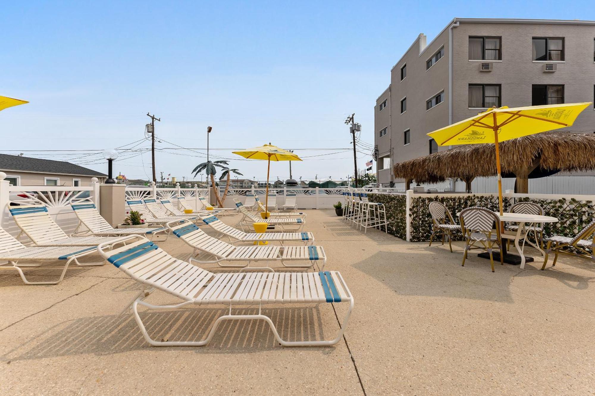 Hotel Oceanic & Barefoot Tiki Bar Wildwood