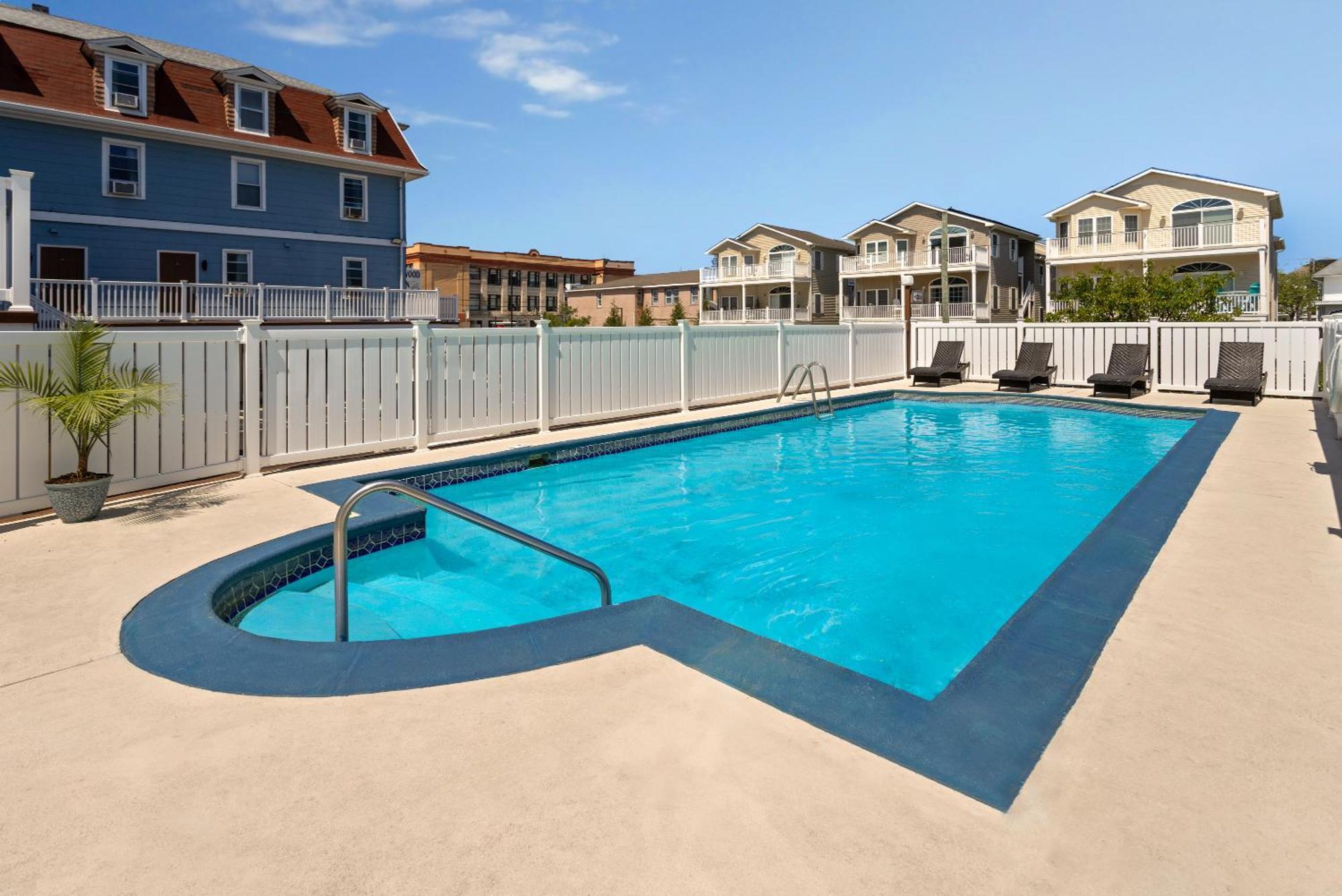 Travelodge & Boardwalk 3*