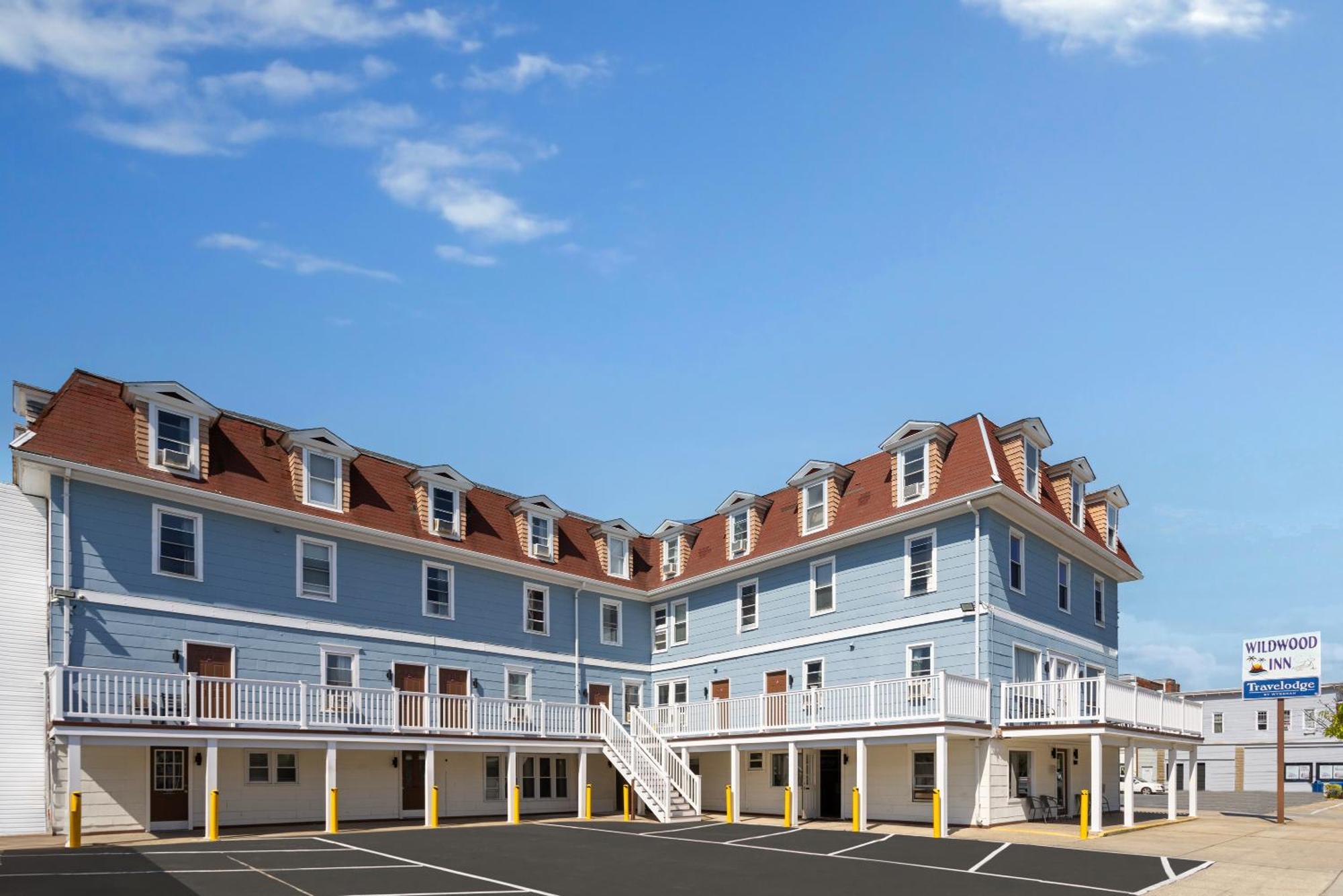 Travelodge & Boardwalk 3*