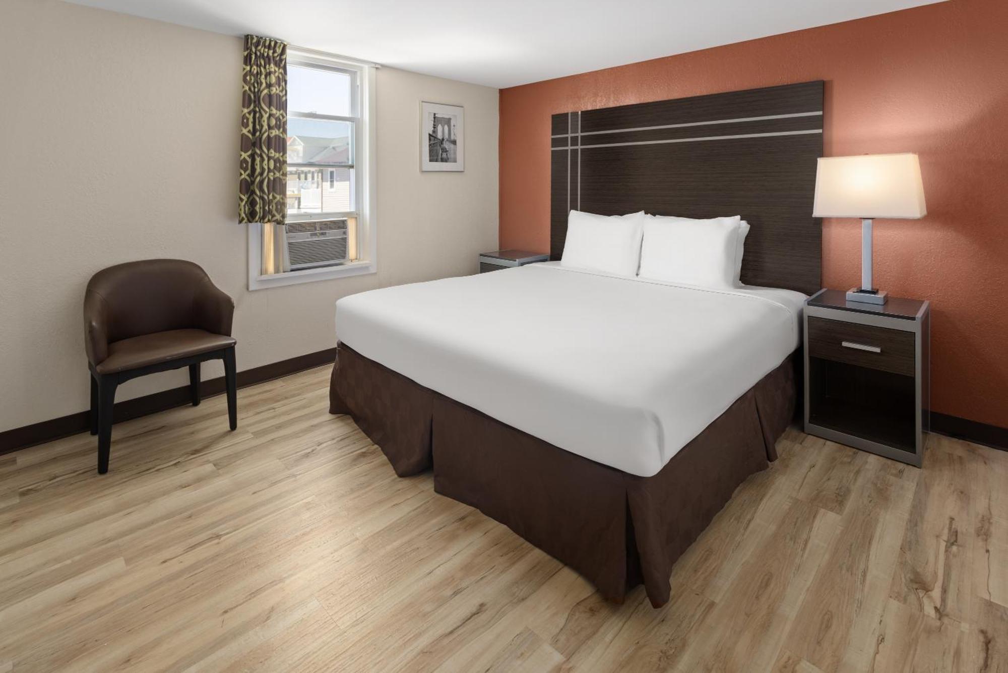 Motel Travelodge & Boardwalk