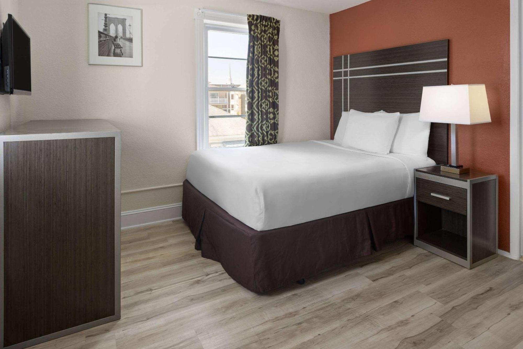 Travelodge & Boardwalk 3*