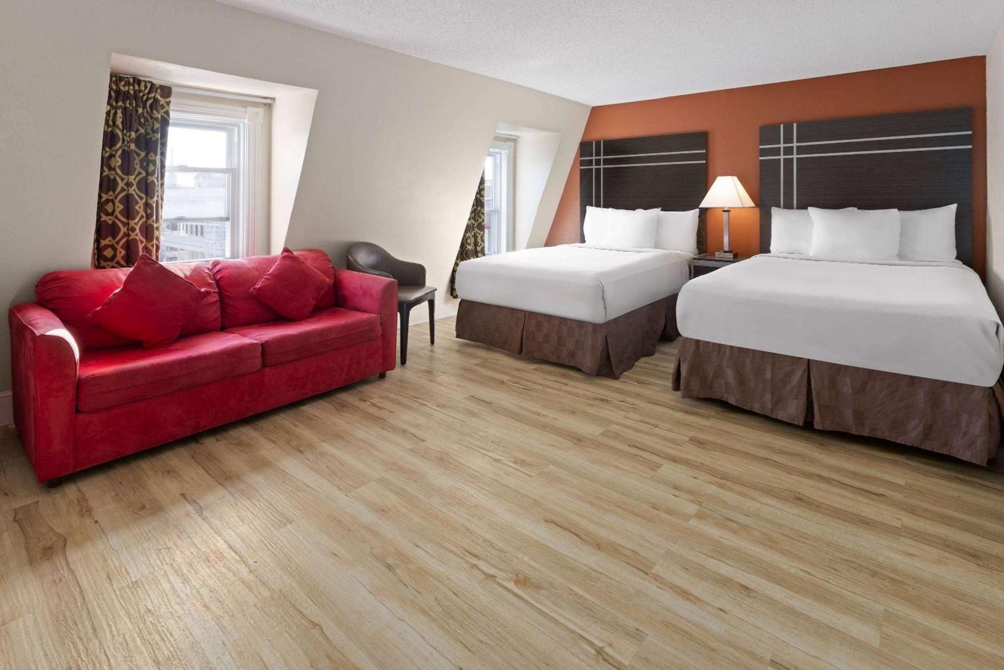 Travelodge & Boardwalk 3*